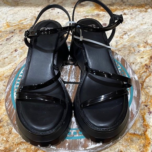 Gianni Bini Shoes - NWT GB black platform Sandles size 9